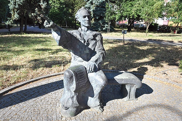 ▲	Głogowczyk jest patronem Szkoły Podstawowej nr 8. Ma także swój miejski pomnik – ławeczkę.  