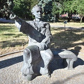 ▲	Głogowczyk jest patronem Szkoły Podstawowej nr 8. Ma także swój miejski pomnik – ławeczkę.  