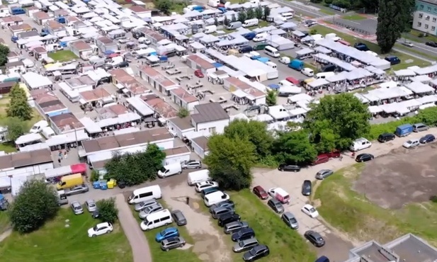 Dąbrowa Górnicza. Niedzielny handel przy ul. Tysiąclecia został zlikwidowany. Kupcy są oburzeni