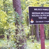 ▲	W lesie białuckim stoją nagrobki i tablice informujące o ofiarach KL Soldau.