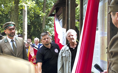 ▲	W odsłonięciu wzięli udział m.in.: rodziny upamiętnianych, członkowie stowarzyszeń historycznych z Płocka i Skołatowa, przedstawiciele nadleśnictw Gostynina, Łącka, Skrwilna wraz z pocztami sztandarowymi.