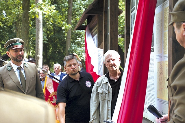 ▲	W odsłonięciu wzięli udział m.in.: rodziny upamiętnianych, członkowie stowarzyszeń historycznych z Płocka i Skołatowa, przedstawiciele nadleśnictw Gostynina, Łącka, Skrwilna wraz z pocztami sztandarowymi.