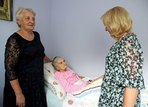 ◄	Pani Danuta (od lewej)  wraz z córką Agnieszką  od dwóch lat czuwają  przy pani Jadwidze.