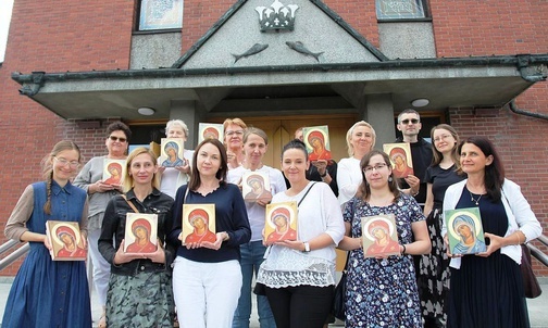 Uczestniczki rekolekcji z prowadzącymi: Danutą Jęczmyk OV i o. Arkadiuszem Bąkiem OFMConv.