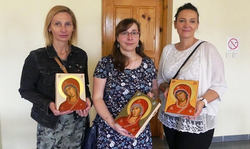 Uczestniczki rekolekcji w Harmężach ze swoimi ikonami.