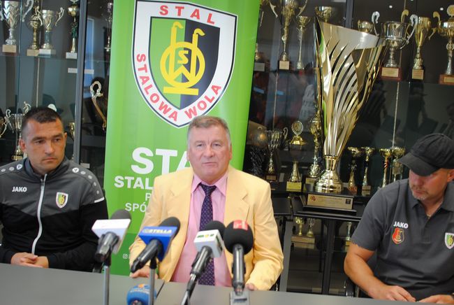 Prezes Stali, w środku, przedstawił obu trenerów.