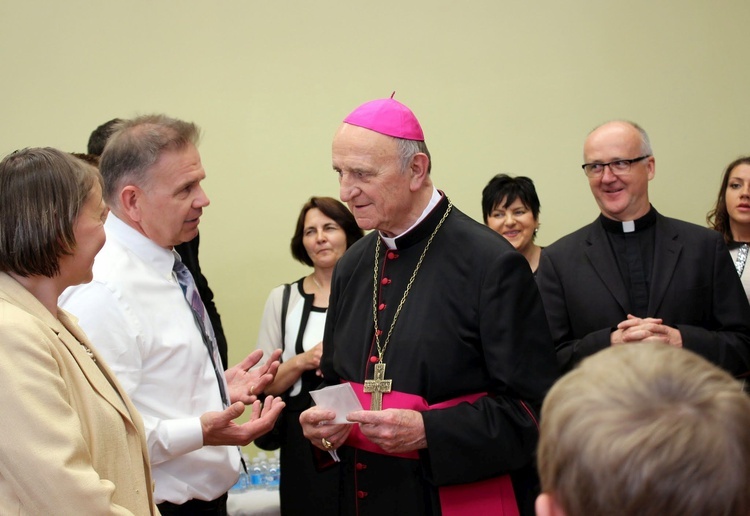 S. Lont o bp. Stefanku: Wybitny kapłan i biskup, przyjaciel rodzin i Polonii