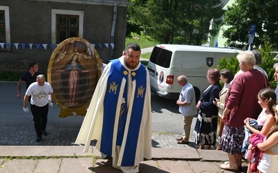 Ks. Paweł Pleśnierowicz wprowadzający obraz do kościoła w Świerkach.