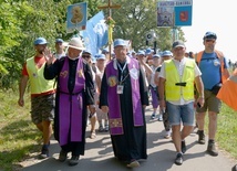 Przeprośna Górka w ubiegłym roku. Bp Marek wyrusza w stronę Jasnej Góry z kolumną skarżyską, pozdrawiając innych pielgrzymów.