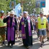 Przeprośna Górka w ubiegłym roku. Bp Marek wyrusza w stronę Jasnej Góry z kolumną skarżyską, pozdrawiając innych pielgrzymów.