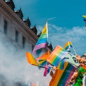 USA: biskupi zwolnili duszpasterzy akademickich popierających „katolickie LGBTQ”