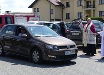 Bp Piotr Greger pobłogosławił kierowców i ich pojazdy w Wilamowicach.