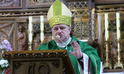 Bp Piotr Greger przewodniczył Mszy św. w Wilamowicach, z okazji święta patrona kierowców św. Krzysztofa.