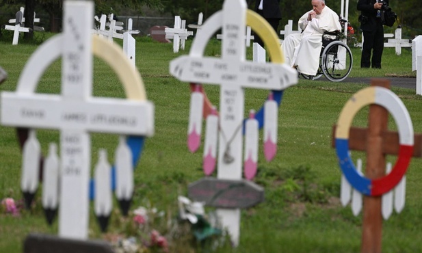 Franciszek na grobach rdzennych mieszkańców Kanady