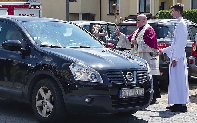 ▲	Biskup Greger pobłogosławił kierujących i ich pojazdy. 