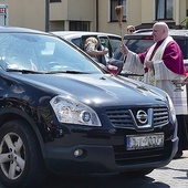 ▲	Biskup Greger pobłogosławił kierujących i ich pojazdy. 