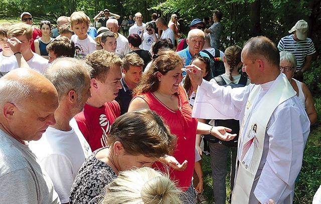 ▲	Ks. Jerzy Łukowicz podczas namaszczenia uczestników EwB olejkiem radości.