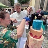 	Imponujący tort, którego kolorystyka nawiązywała do wystroju świątyni, upiekła parafianka Anna Chojecka-Flejter, a pokroił go o. Dariusz Laskowski, pełniący przez ostatnie cztery lata posługę proboszcza. 