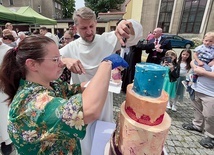 	Imponujący tort, którego kolorystyka nawiązywała do wystroju świątyni, upiekła parafianka Anna Chojecka-Flejter, a pokroił go o. Dariusz Laskowski, pełniący przez ostatnie cztery lata posługę proboszcza. 