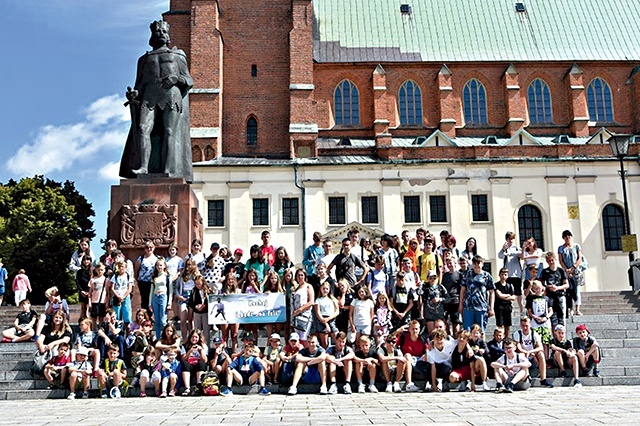 	Grupowe zdjęcie uczestników wycieczki.