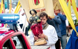 ▲	Podczas procesji niesiono figurę św. Jakuba Apostoła,  patrona parafii.