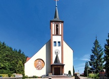 ◄	Świątynia mieści się u podnóża wzgórz morenowych.