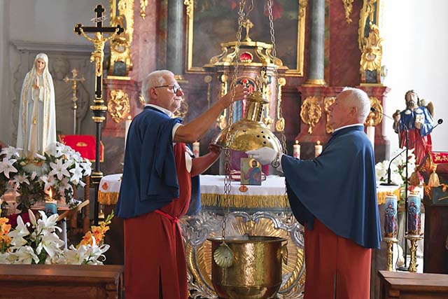 	W sanktuarium mają własne botafumeiro! Oryginalne w katedrze w Santiago de Compostela to największy trybularz, czyli kadzielnica na świecie.