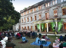 	Zatonie. Latem w soboty o 21.00 na tle malowniczych ruin pałacu odbywają się koncerty.