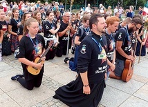 	Pielgrzymi u stóp jasnogórskiego klasztoru.