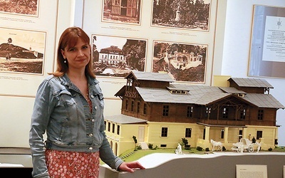 ▲	Doktor Joanna Wiśniewska, kuratorka wystawy, zaprasza  do poznania nałęczowskich historii.