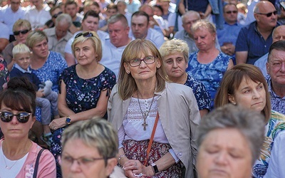 ▼	Podczas sumy odpustowej w grocie lurdzkiej.