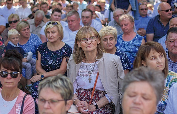 ▼	Podczas sumy odpustowej w grocie lurdzkiej.