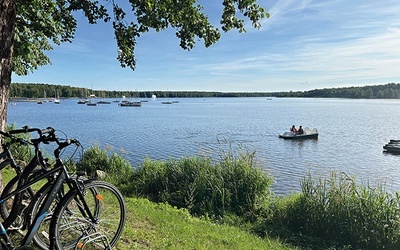 ▲	Wiele osób decyduje się przyjechać nad jezioro rowerem i przesiąść się na rower wodny, kajak lub paddle board.