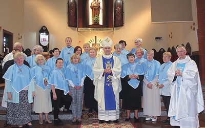 ▲	Bractwo szkaplerzne z biskupem i kapłanami.