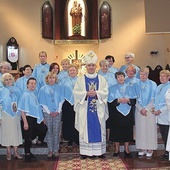 ▲	Bractwo szkaplerzne z biskupem i kapłanami.
