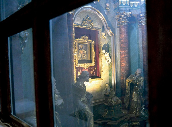 ▲	Widok z sali modlitw zakonnych na łaskami słynący obraz Pana Jezusa.