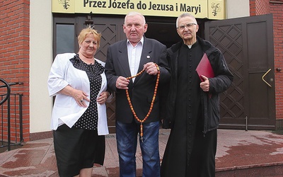 ▲	Urszula i Edward Żyłowie oraz kustosz sanktuarium ks. Władysław Stec-Sala.