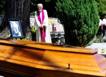 ▲	Zasłużony intelektualista katolicki spoczął  na cmentarzu w Tyńcu.