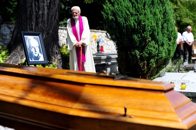 ▲	Zasłużony intelektualista katolicki spoczął  na cmentarzu w Tyńcu.