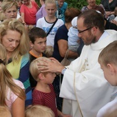 Błogosławieństwo dzieci na odpuście w kaplicy św. Anny w Radziechowach.