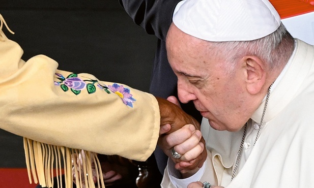 Papież ucałował dłoń żony jednego z indiańskich wodzów, co odebrano jako symboliczny gest.