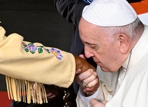 Papież ucałował dłoń żony jednego z indiańskich wodzów, co odebrano jako symboliczny gest.