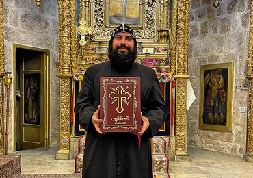 Ojciec Dayroyo Boulus Khano prezentuje swoje dzieło – przepisaną ręcznie w języku aramejskim Biblię.