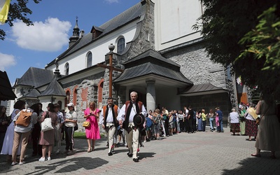 Do kościoła w Poroninie przychodzą nie tylko stali parafianie, ale i tysiące turystów.