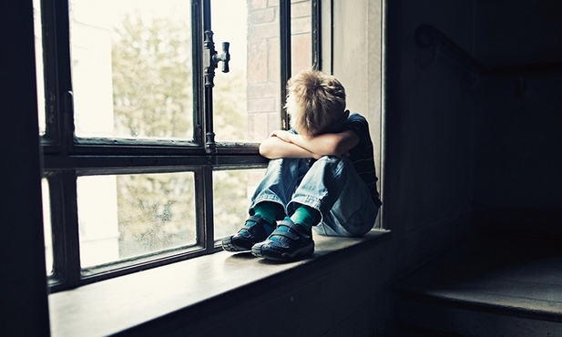 Państwowa komisja ds. pedofilii, badając współczesne i przedawnione przypadki nadużyć wobec nieletnich, współpracuje z różnymi instytucjami i organizacjami.  Nie zawsze ta współpraca jest zadowalająca.