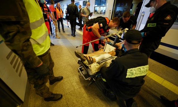 Już są bezpieczni. Do Krakowa dotarli ranni żołnierze z Ukrainy