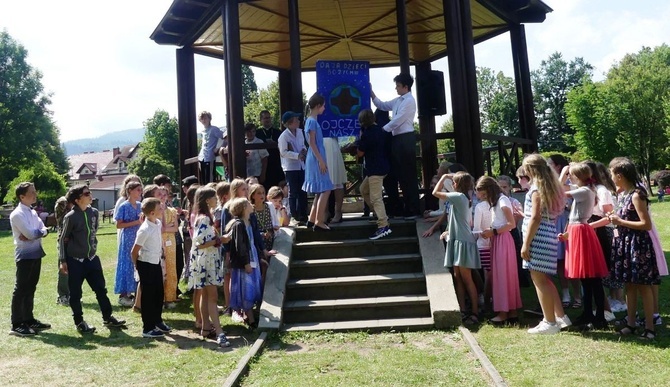 Wakacyjny Dzień Wspólnoty Oazy w Rajczy - II turnus 2022, cz. 1 - spotkanie w parku