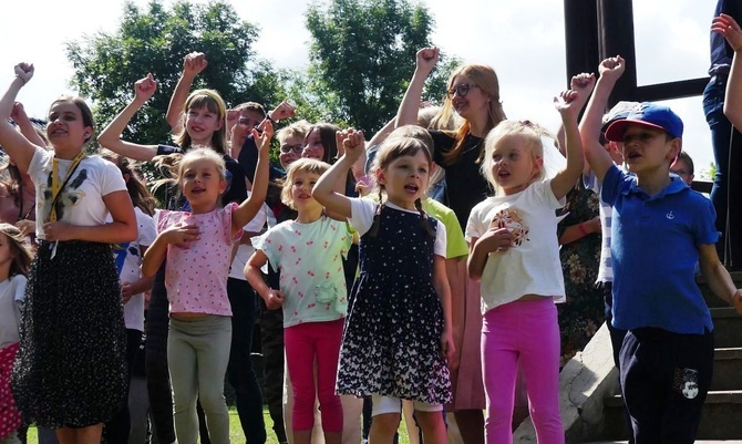 Wakacyjny Dzień Wspólnoty Oazy w Rajczy - II turnus 2022, cz. 1 - spotkanie w parku