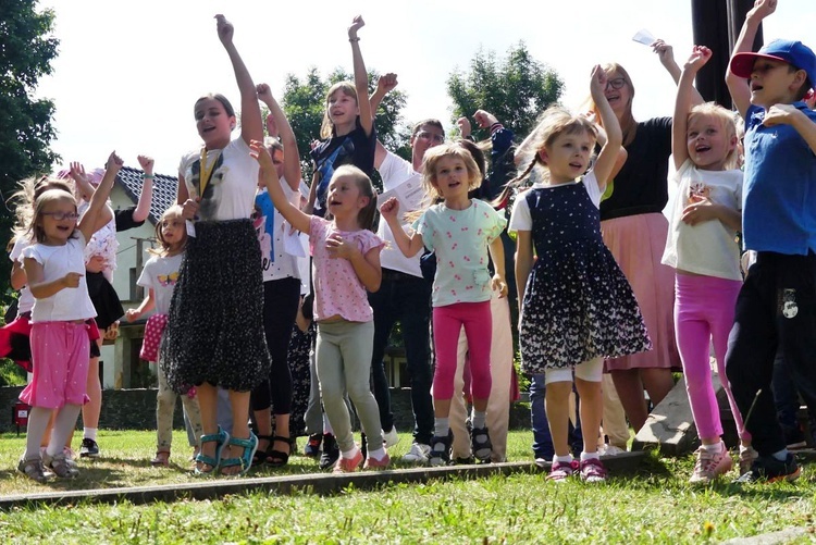 Wakacyjny Dzień Wspólnoty Oazy w Rajczy - II turnus 2022, cz. 1 - spotkanie w parku