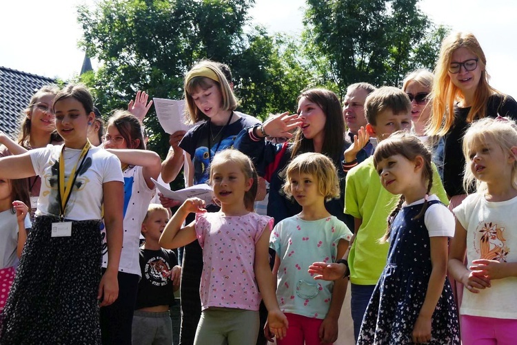 Wakacyjny Dzień Wspólnoty Oazy w Rajczy - II turnus 2022, cz. 1 - spotkanie w parku